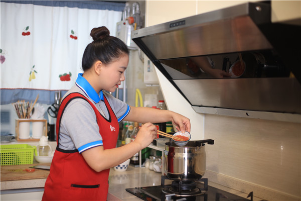 民生赛道上的“能工巧匠”!普陀家政人钟曦晨站上全国大赛领奖台(图1)